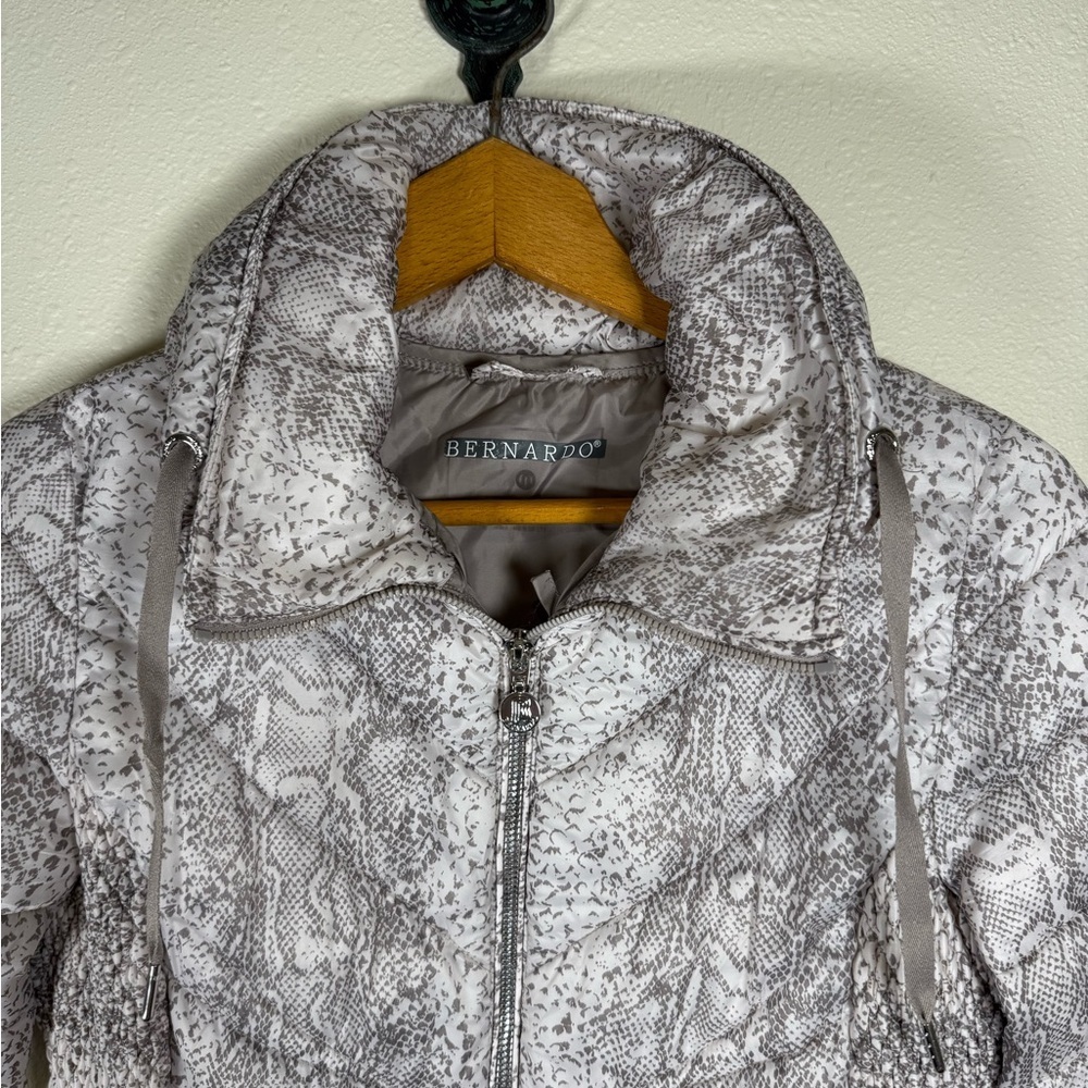 Bernardo Women’s Gray And White Snake Print Packable Puffer Jacket Coat XS - Picture 7 of 15